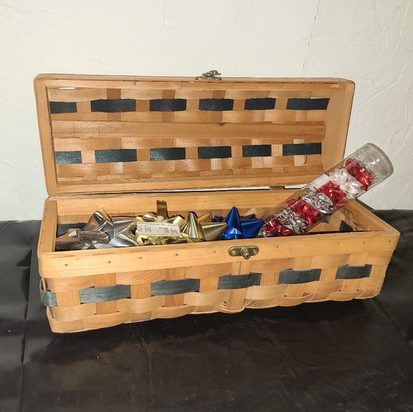woven wooden storage basket with Christmas Bowes - Picture 2 of 4